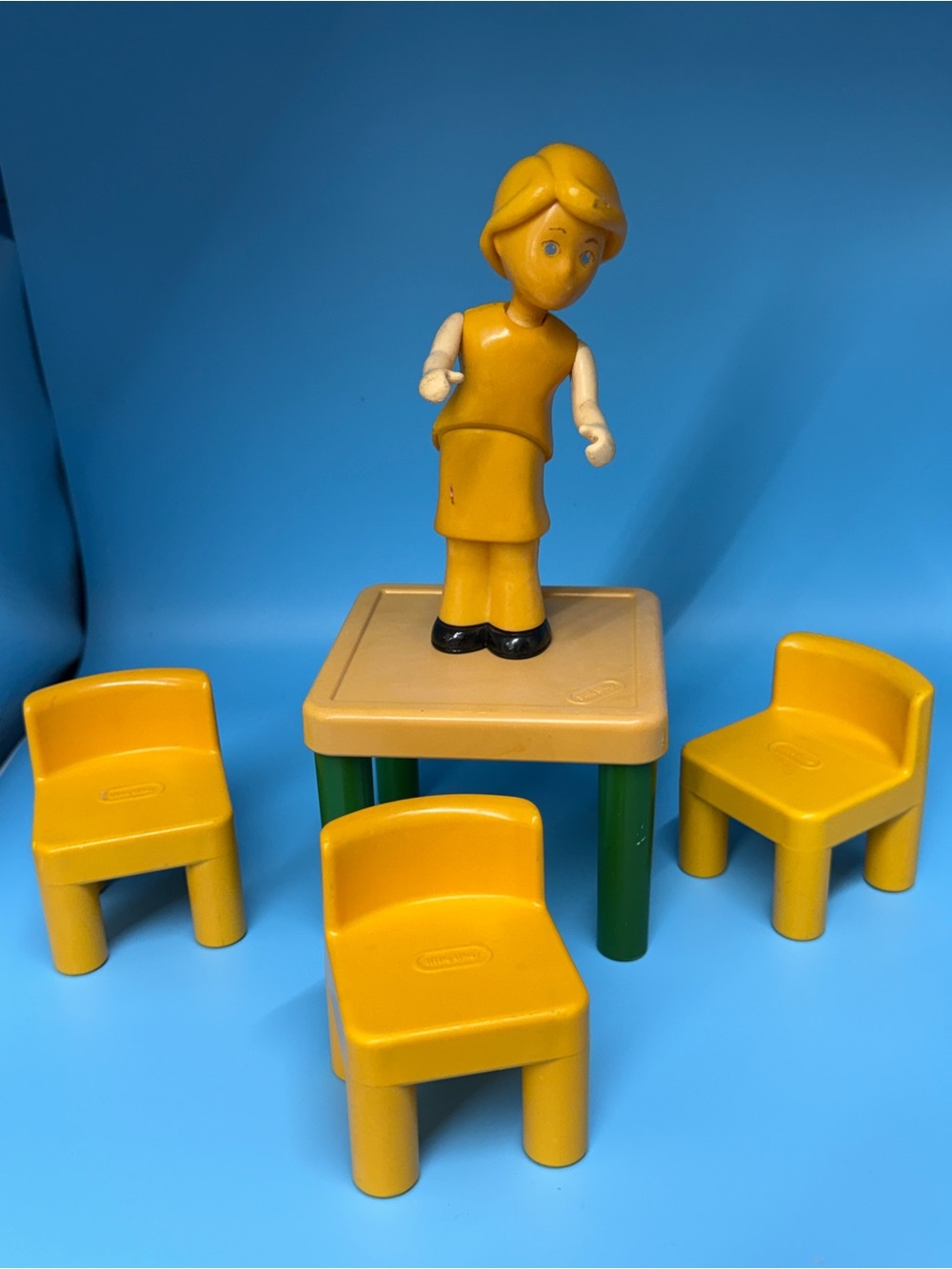 Fisher-Price mom Yellow Doll with 3 Yellow Chairs and table little tykes